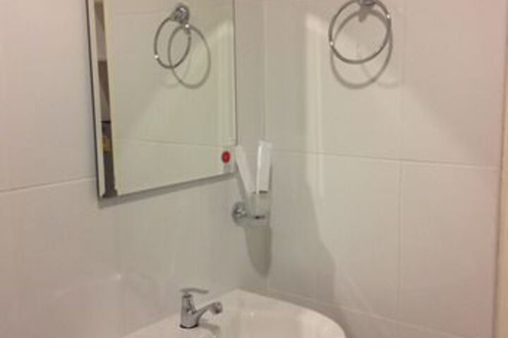 Room 4 of 28