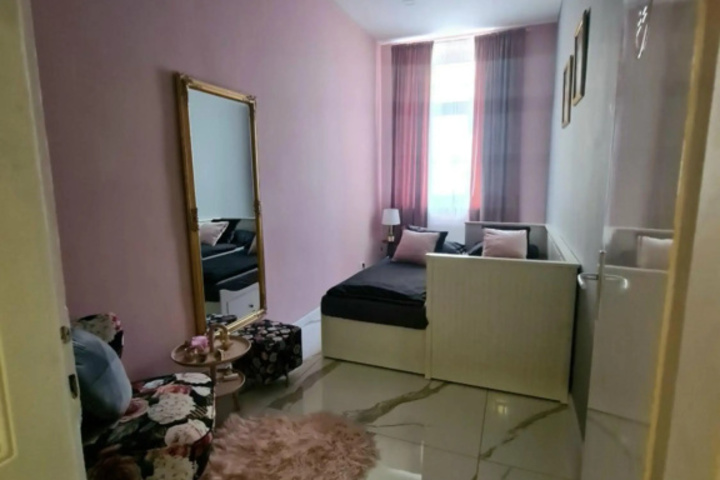 Room 4 of 11