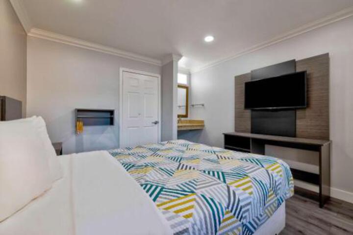 1 Queen Bed Refrigerator (23 of 26)