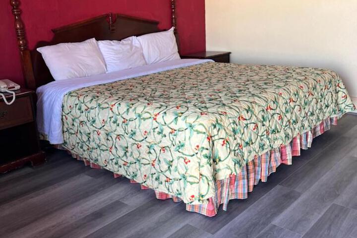 1 King Bed (1 of 12)