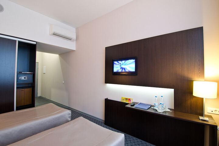 Room 8 of 42