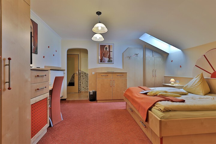 Room 14 of 87