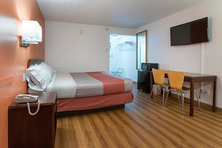 1 King Bed (10 of 14)