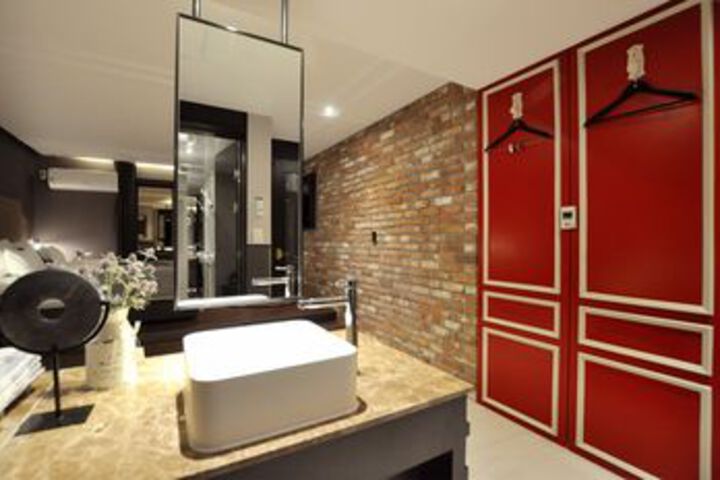 Room 12 of 76