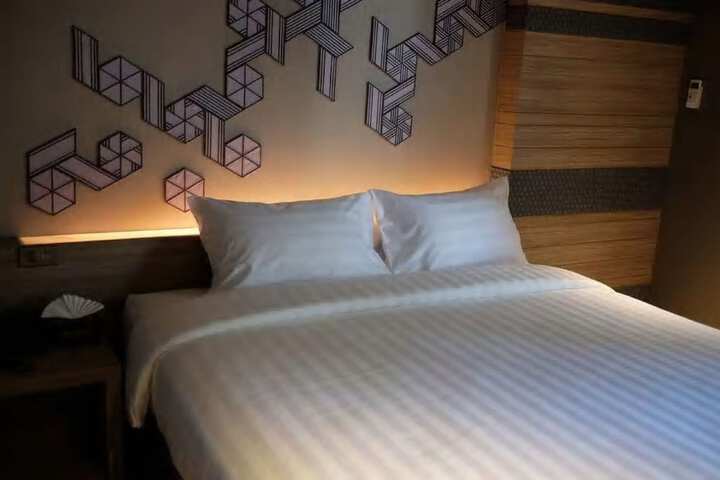 Room 13 of 40