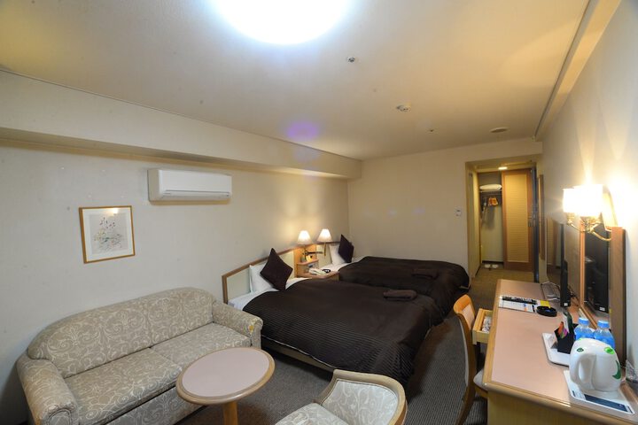 Room 8 of 28