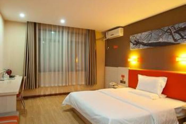 Room 4 of 12