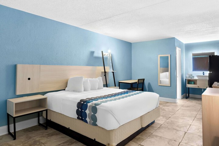 1 King Bed (7 of 8)