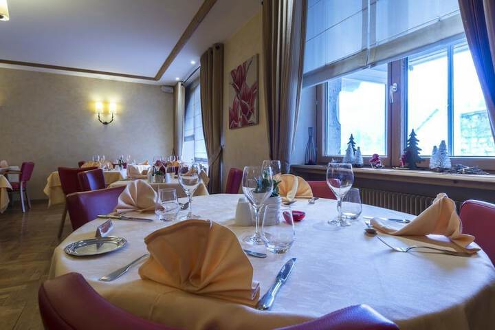 Dining 49 of 65