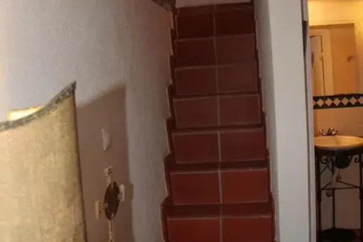 Room 6 of 8