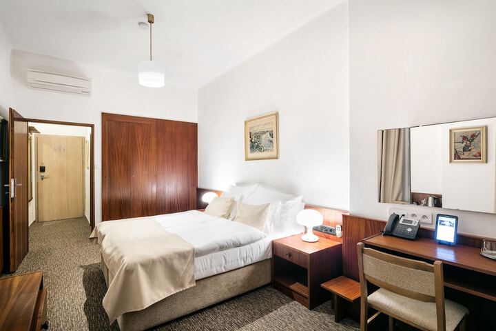 Room 22 of 48