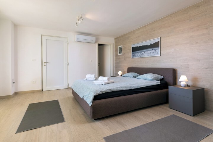 Room 18 of 194