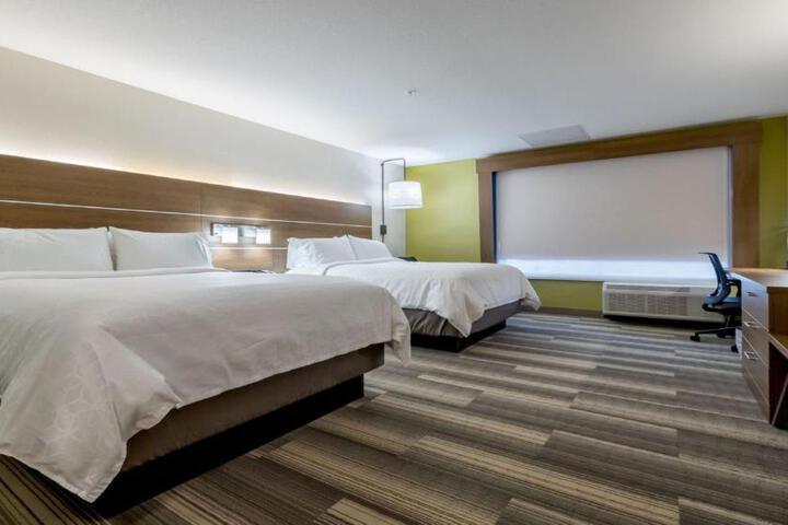 2 Queen Beds Standard Extra Floor Space (4 of 16)