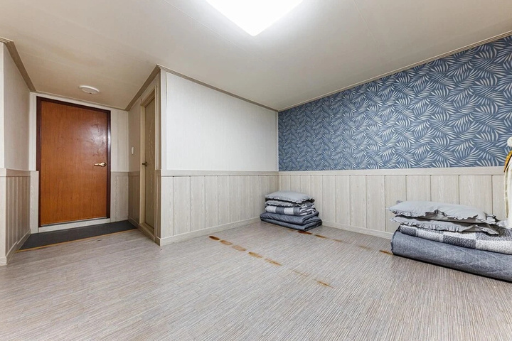 Room 9 of 11