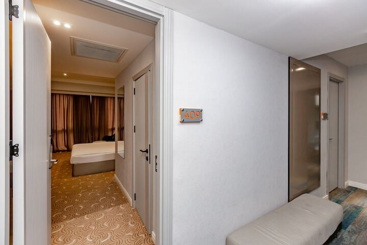 Room 30 of 173
