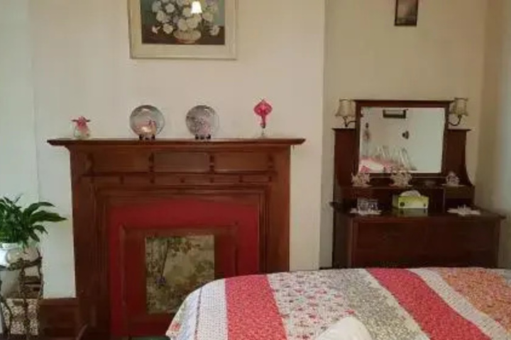 Room 4 of 8