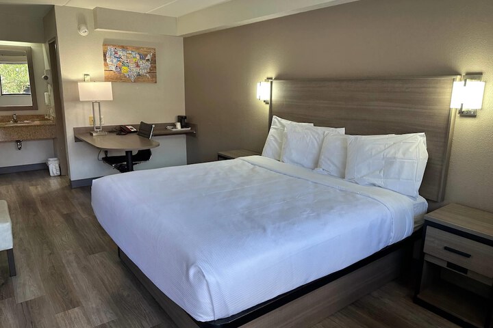 Room 5 of 11