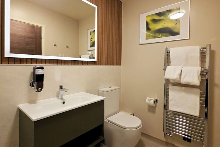 Room 10 of 27