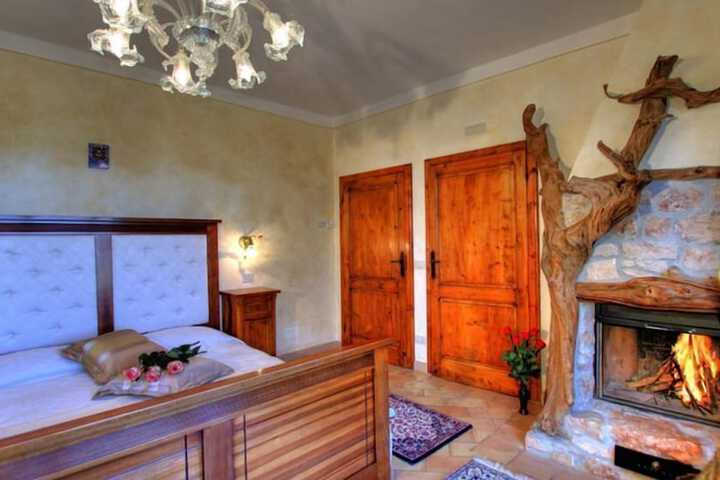 Room 4 of 73