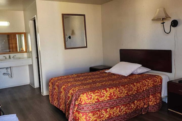 1 Queen Bed (4 of 4)