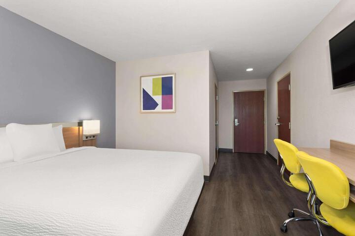 1 Queen Bed (5 of 22)