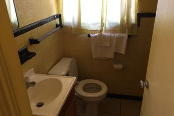 Room 4 of 8