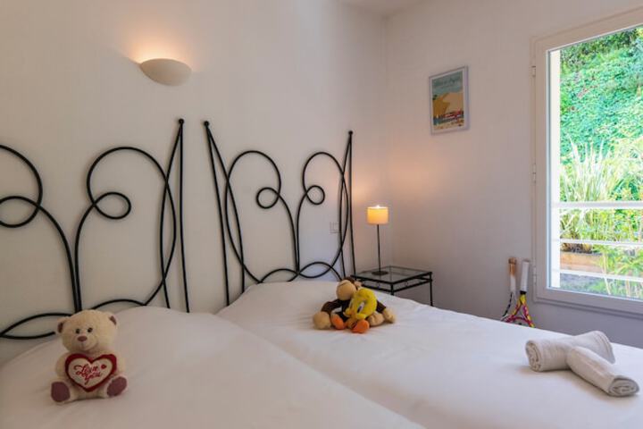 Room 10 of 46