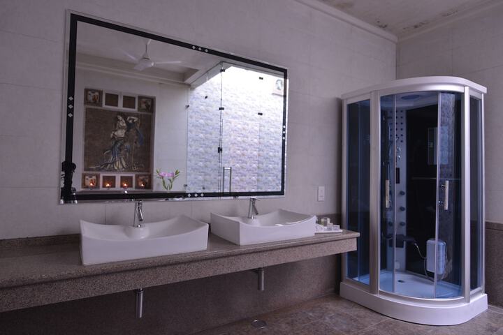 Room 33 of 83