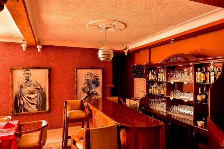 Lounge 22 of 35