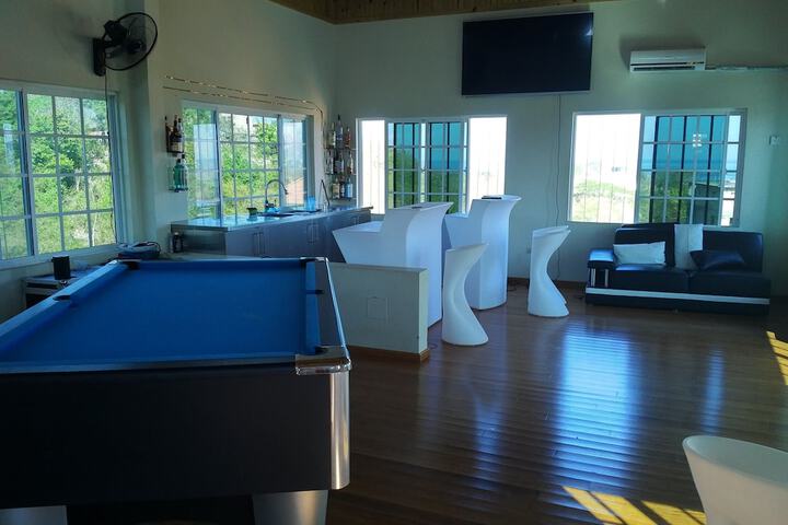 Lounge 42 of 79