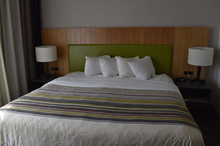 1 King Bed Accessible (46 of 55)