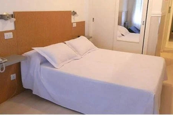 Room 5 of 18