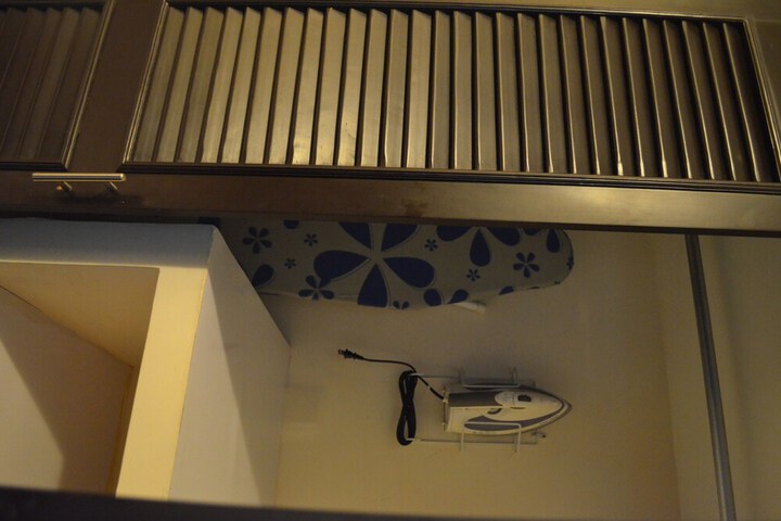 Room 10 of 32