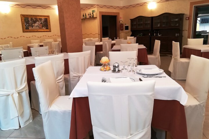 Dining 48 of 90