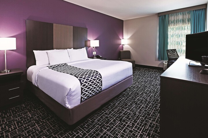 1 King Bed (12 of 14)