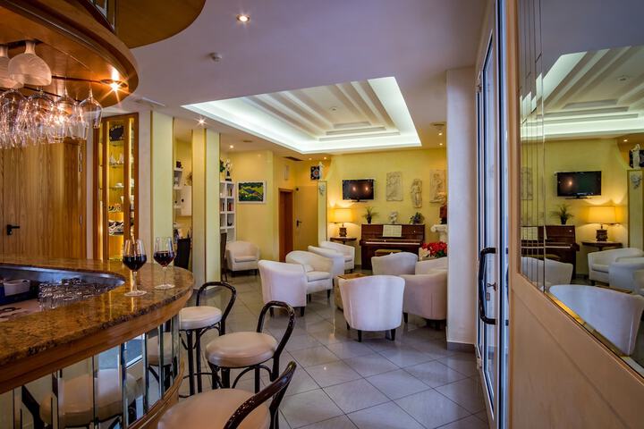 Lounge 55 of 71