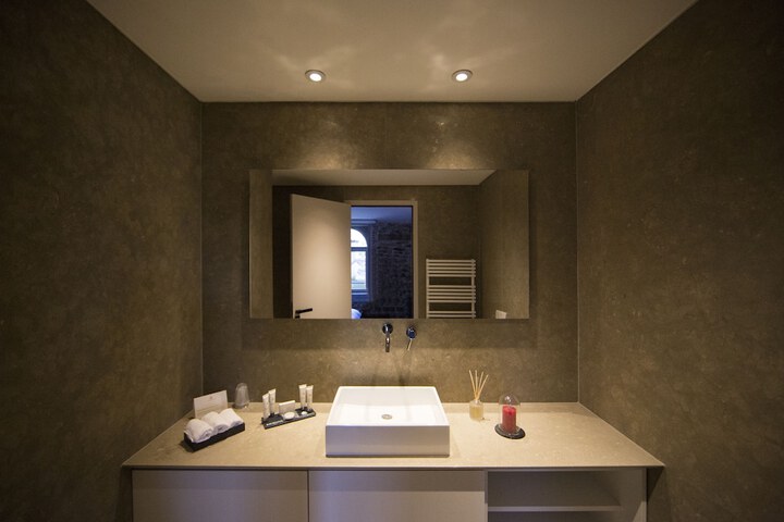 Room 27 of 67