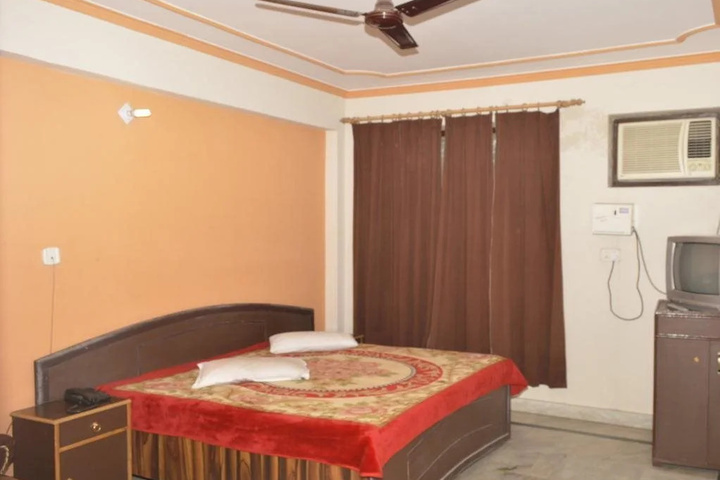 Room 4 of 10