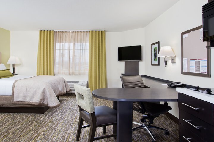 Studio Accessible Queen Size Bed (9 of 12)