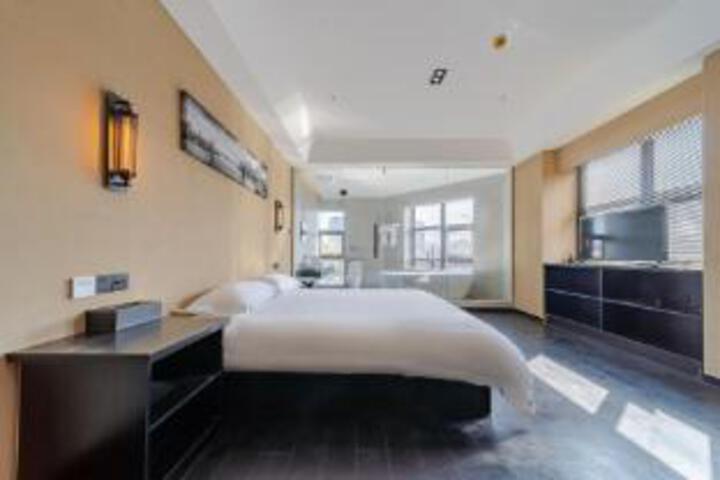 Room 7 of 9