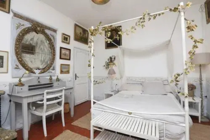 Room 5 of 11