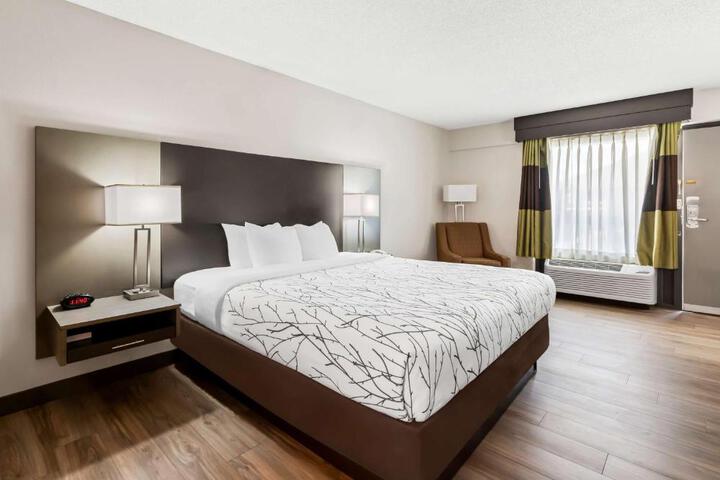 1 King Bed - Wireless High Speed Internet, Microwave and Refrigerator, Hairdryer Coffee (1 of 8)