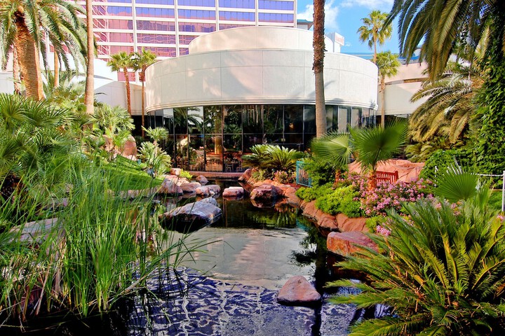 Hotel Exterior 142 of 144