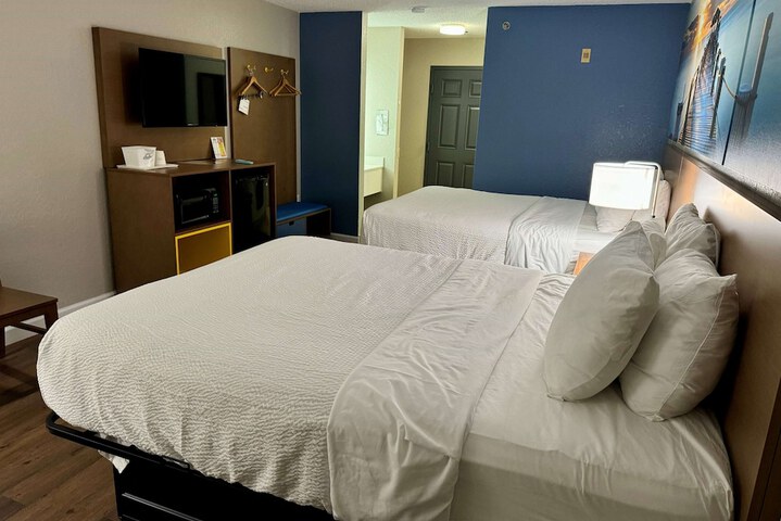 2 Queen Beds Mobility Hearing Impaired Accessible Room Tub with Grab Bar (5 of 11)