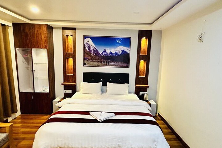 Room 5 of 11
