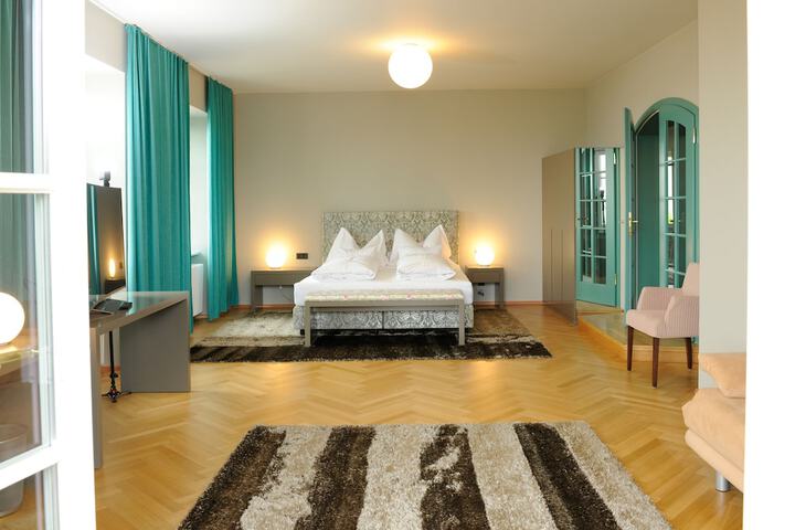 Room 7 of 33