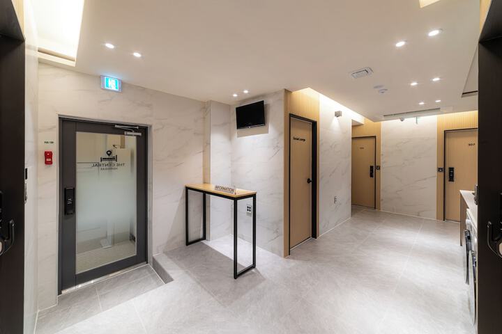 Ballroom/Hall 70 of 84