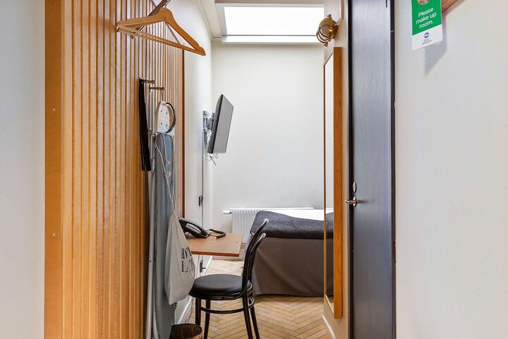 Room 47 of 141