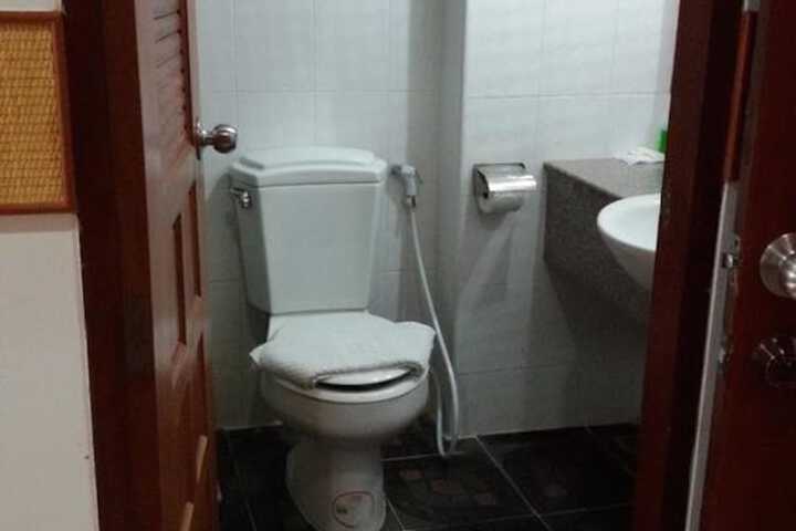 Room 8 of 12