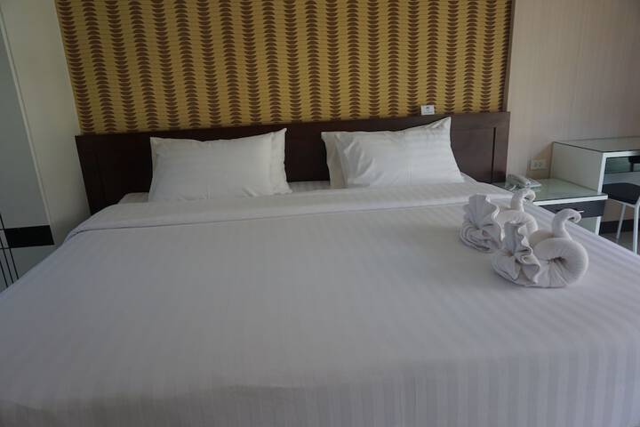 Room 10 of 28